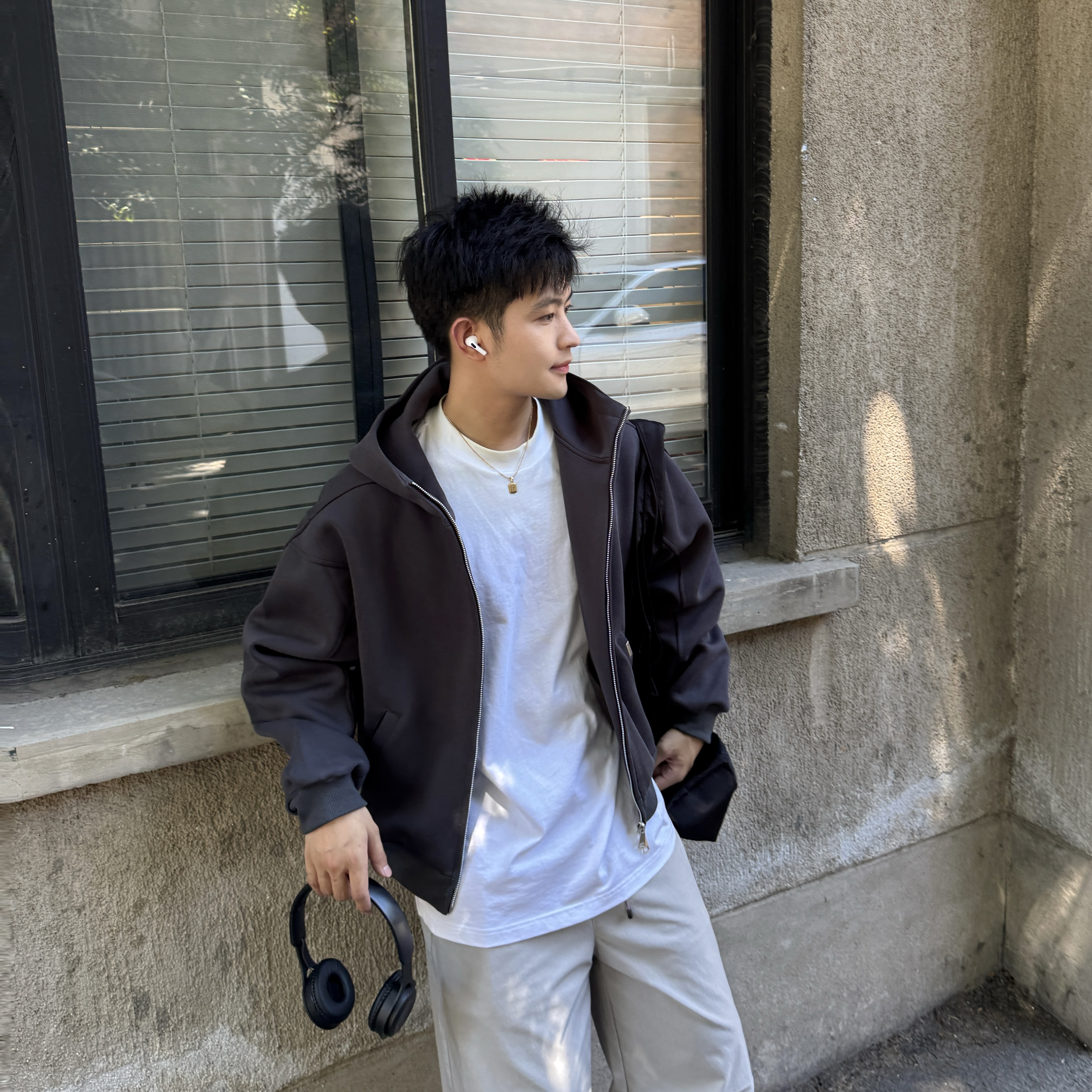 黑色高领开衫连帽卫衣男