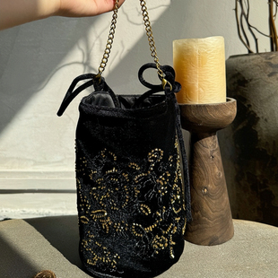 水桶包重工刺绣复古手提包女2025秋季新款时尚百搭斜挎包丝绒包包