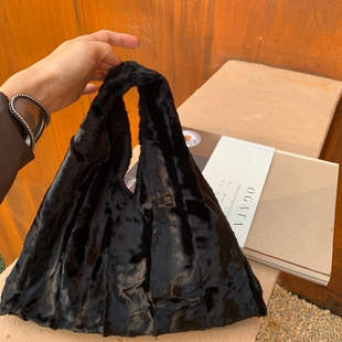 黑色醋酸绒面手拎包女士2025秋冬新款时尚百搭手拿包精致手提包包