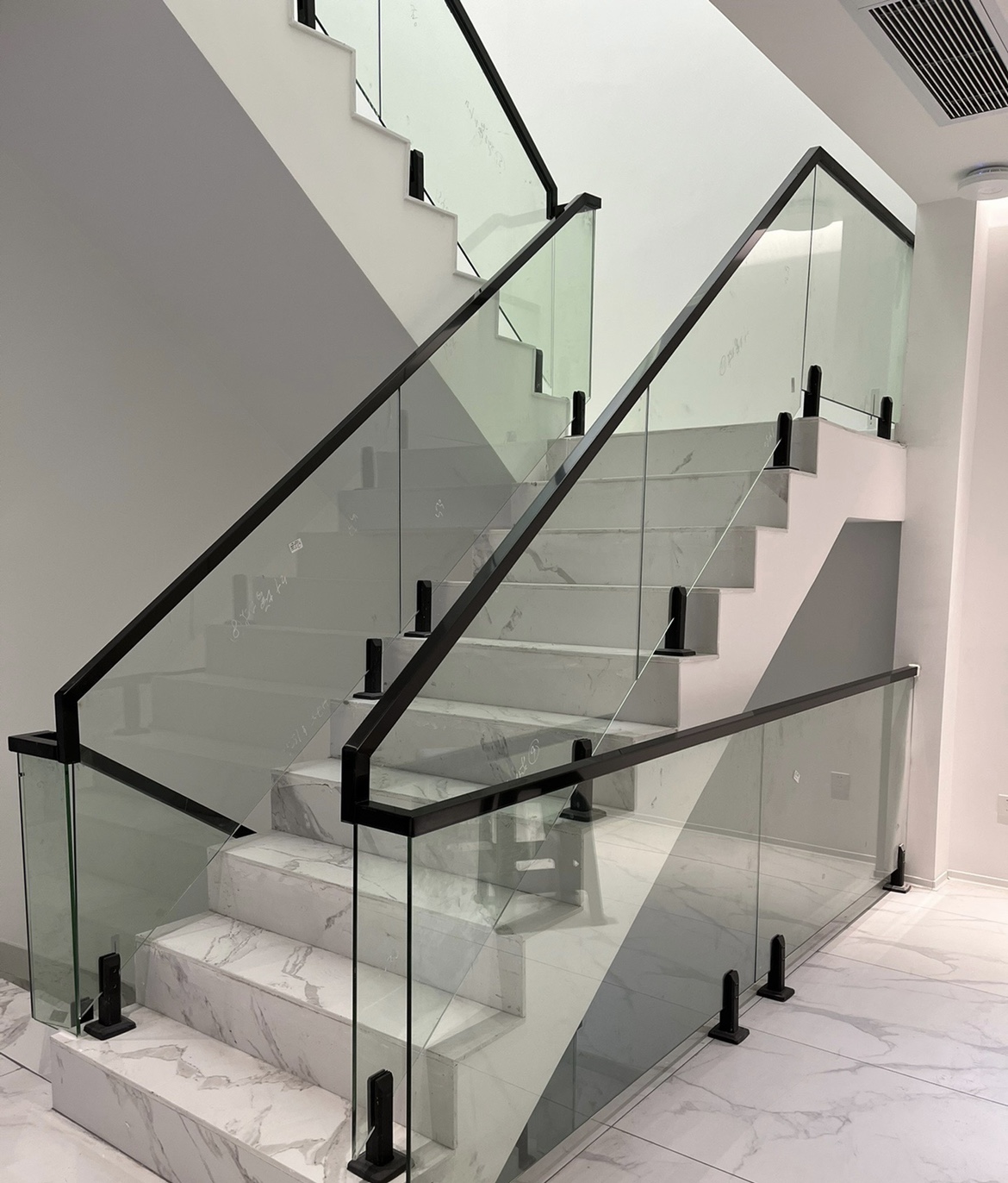 钢夹玻璃扶手简约楼梯上海嘉定别墅扶手灰玻超白玻璃围栏钢木实木