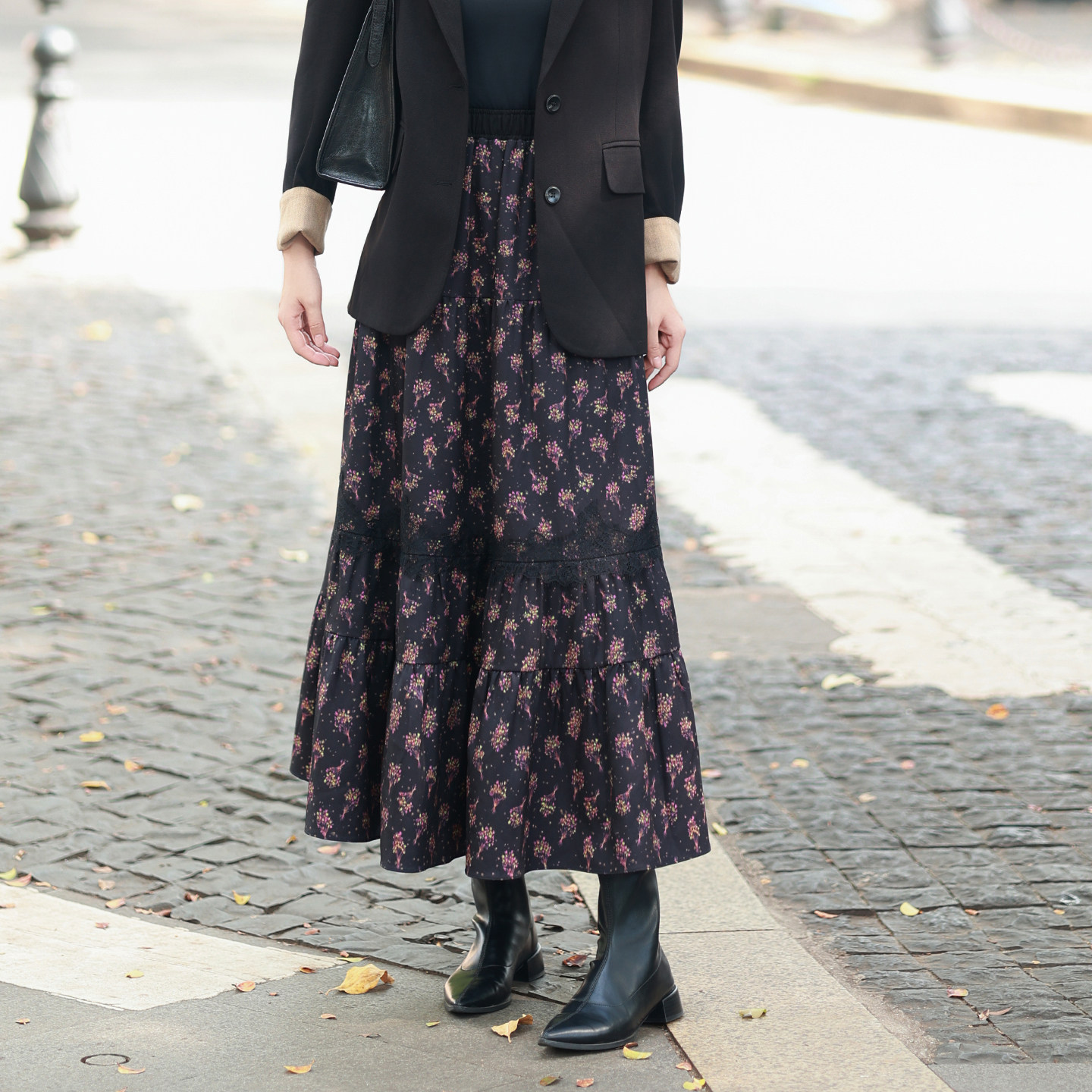 五丁目衣舍2025新款女黑色碎花半身裙松紧腰蕾丝拼接设计69911570