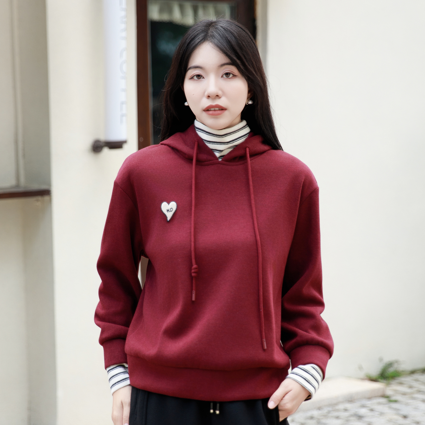 酒红色爱心刺绣连帽卫衣女