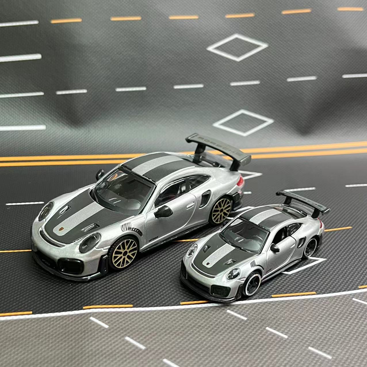 合金小车1：64保时捷911GT2RS