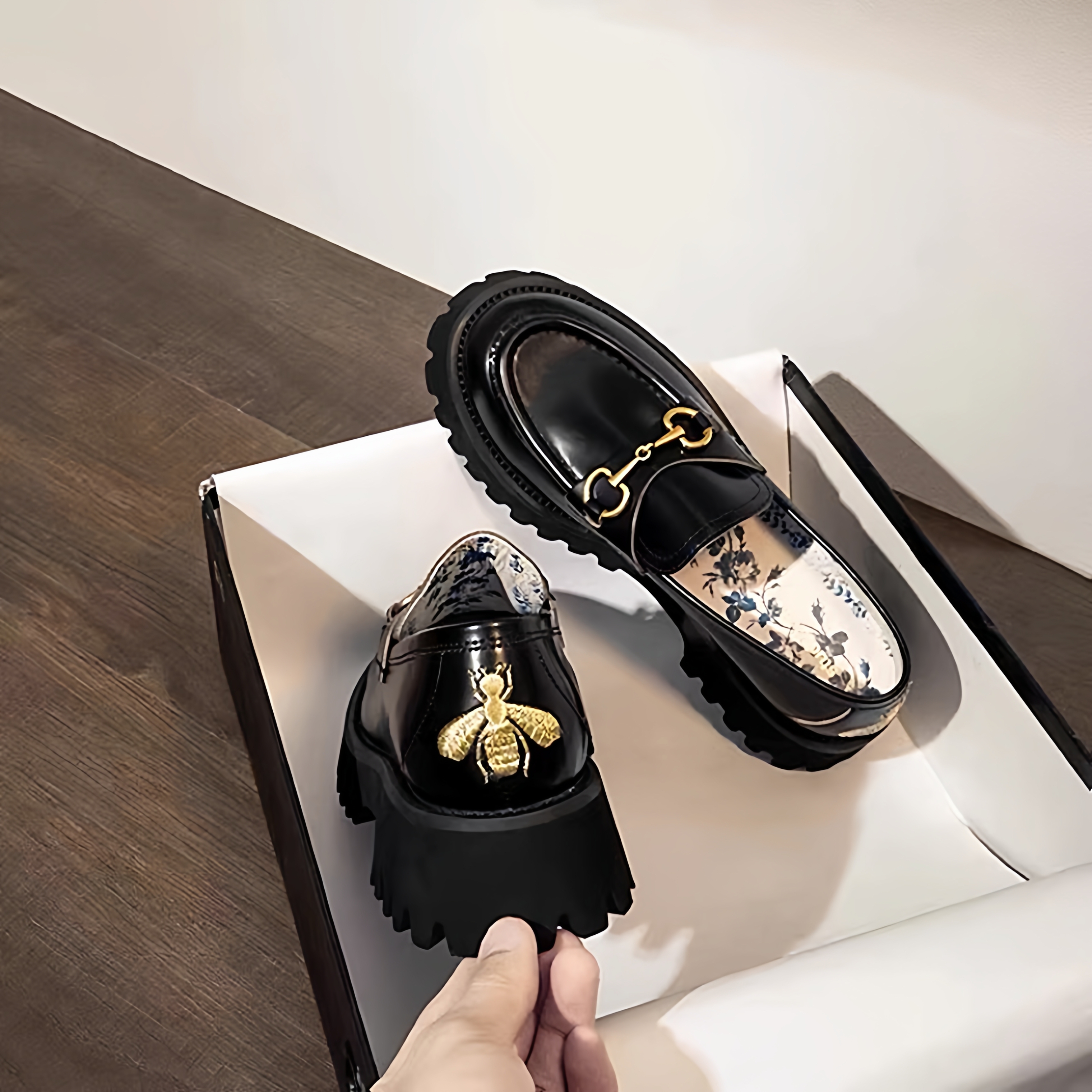 香港刺绣小蜜蜂乐福鞋厚底一脚蹬