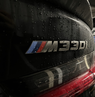 宝马3系改M340i原厂车标铈灰色