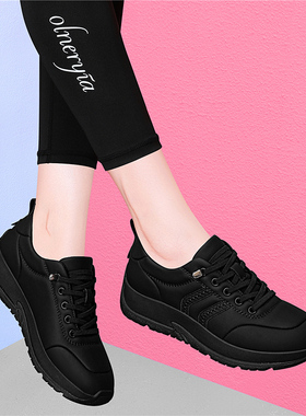 中老年妈妈鞋女款2025新款秋冬季百搭软底舒适黑色休闲运动跑步鞋