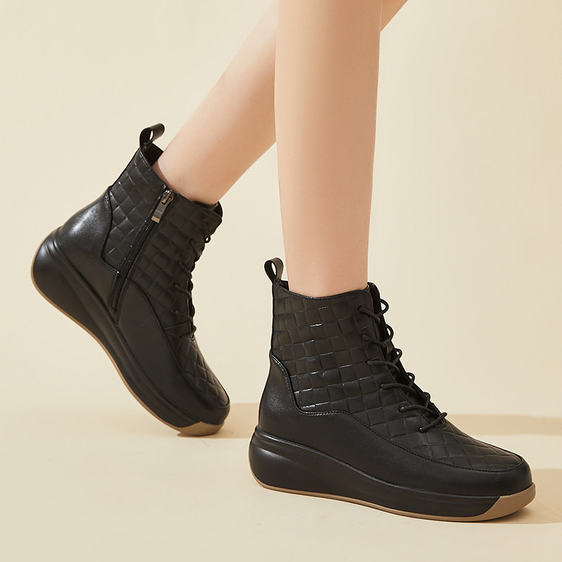 英伦风真皮马丁靴女款2025新款秋冬厚底短靴黑色系带软底软皮单靴