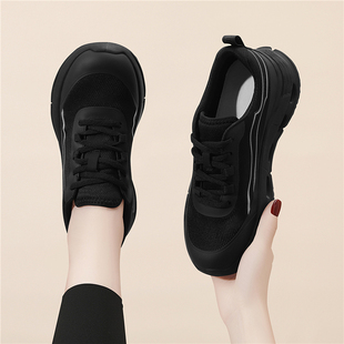 全黑色休闲鞋子女款2025年春季新款百搭平底运动鞋中年妈妈旅游鞋