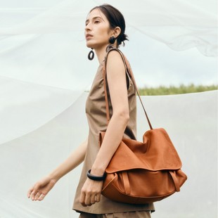 A man大容量信使漫邮包女裘通勤松弛感邮差包斜挎包真单肩腋下包