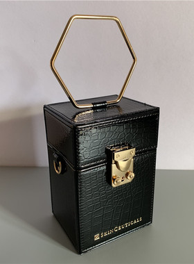 修丽可俏皮可爱黑色六边形手提旅行化妆小方包黑包鳄鱼纹PU单肩包