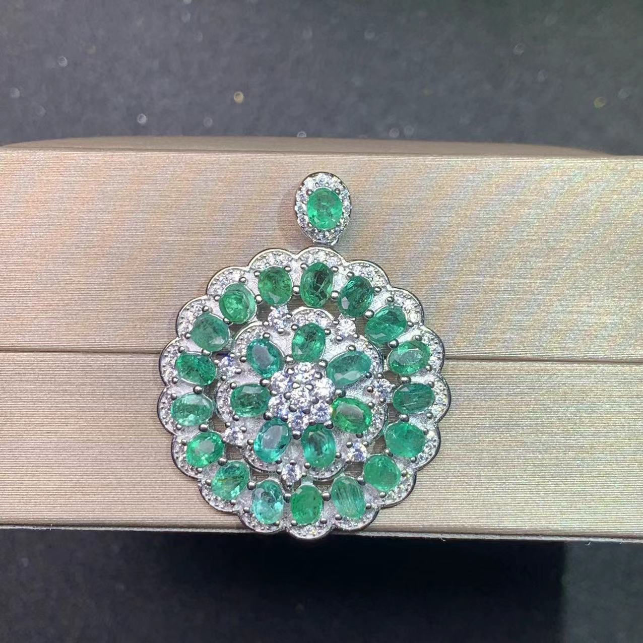 特惠天然祖母绿吊坠 原矿带棉裂黑点25粒3*4MM限量清仓不介意拍