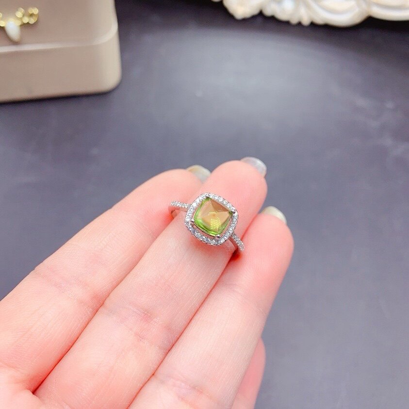 天然糖塔橄榄石戒指 主石尺寸枕7*7mm 925银镶嵌开口戒指图片