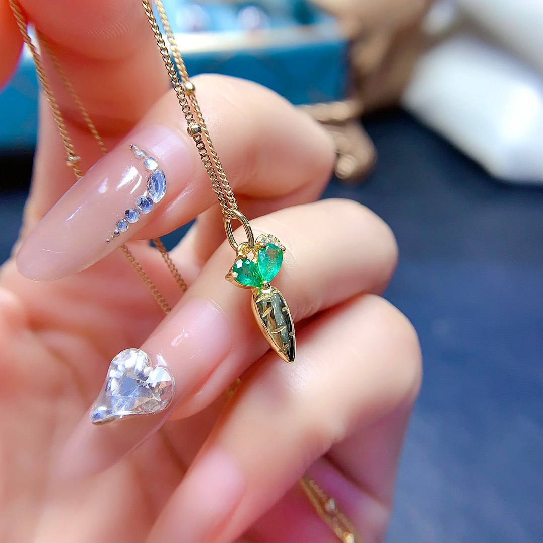 天然祖母绿吊坠 主石尺寸3*4+3*5mm特惠 精工925银镶嵌小萝卜吊坠