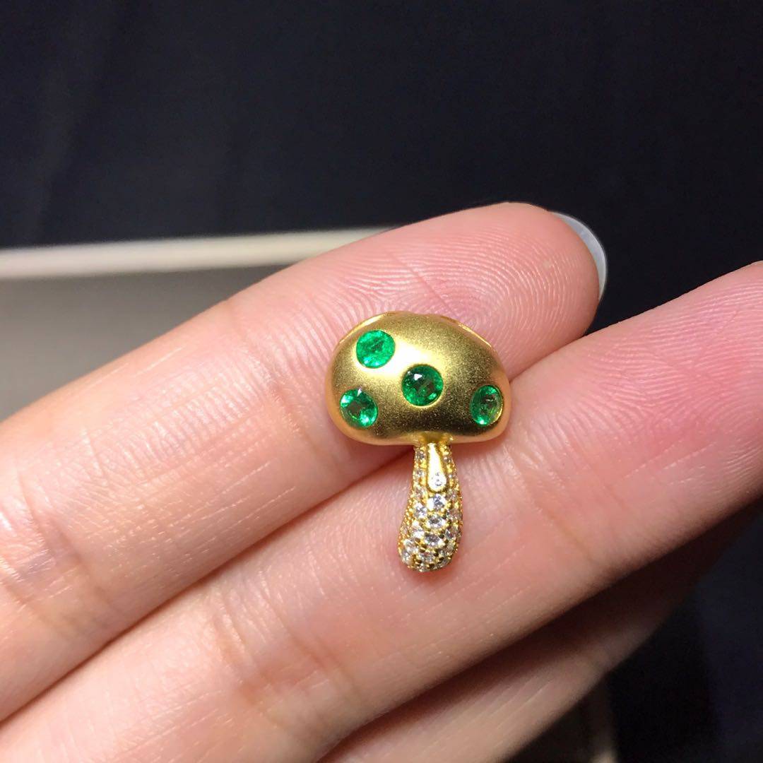 特惠可爱小蘑菇吊坠925银镶天然祖母绿吊坠 古法工艺 石尺寸2.5