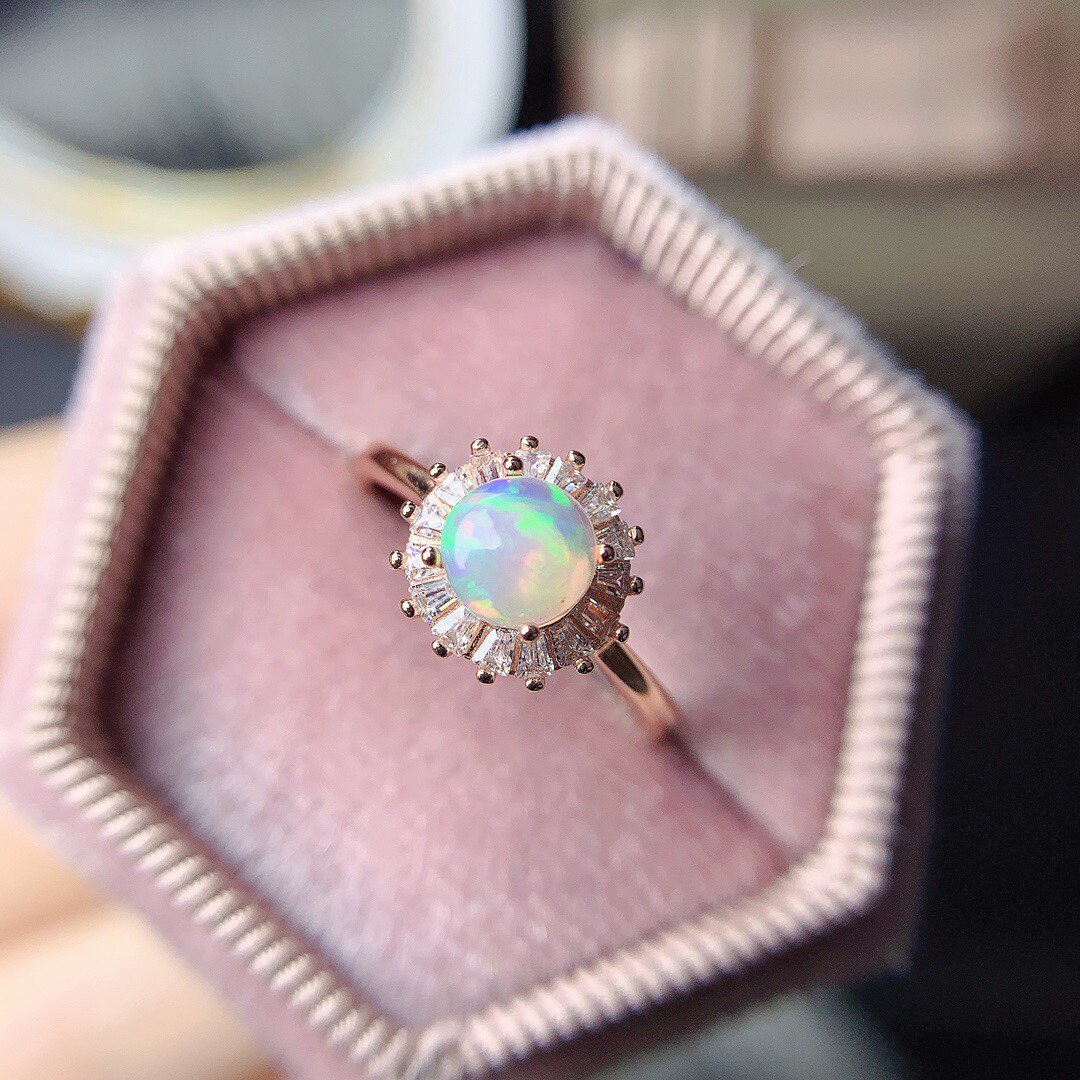 特惠新款天然炫彩欧泊戒指925银镀玫瑰金6*6m m开口设计