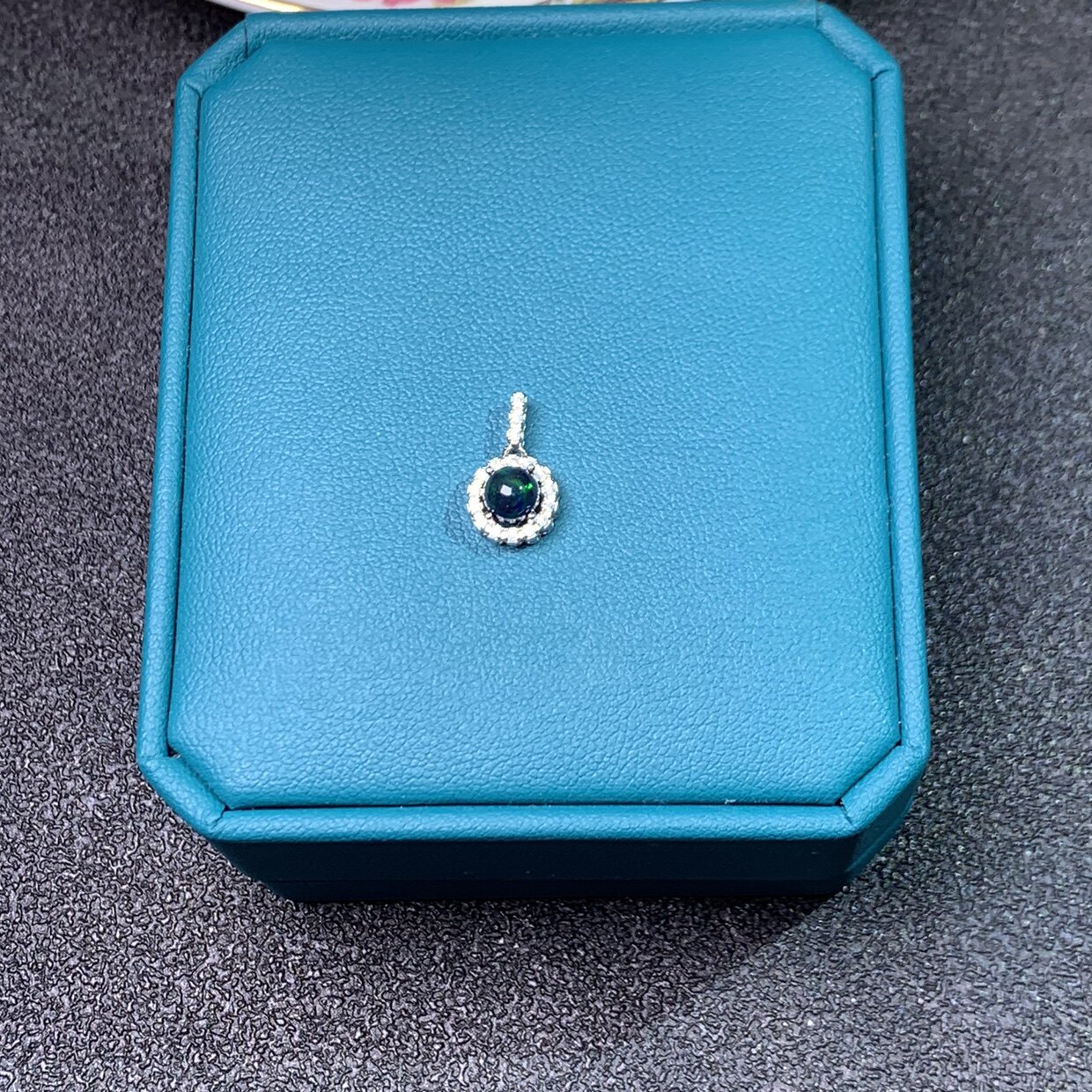 小巧精致天然黑欧泊吊坠925银镀白金黑欧珀吊坠5*5m m