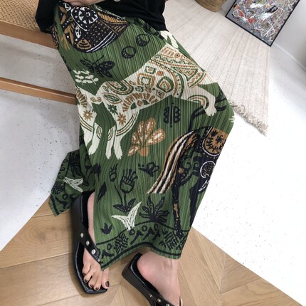 2026年时尚松紧高腰两侧开叉卡通马鹿花压褶中长半身裙弹力H裙春