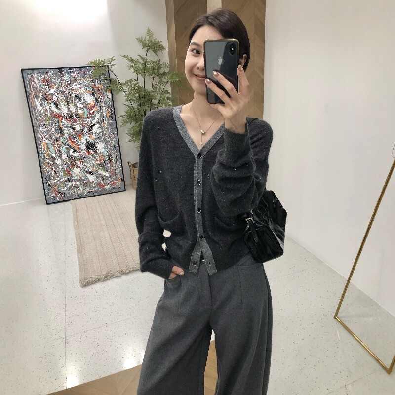 2026年秋季新款V领毛衣外套女深灰色简约休闲慵懒风韩版针织开衫