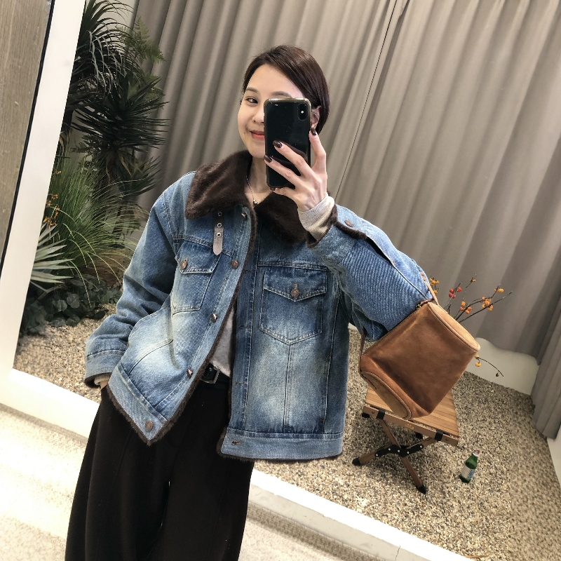 蓝色翻领牛仔羽绒服2025年新款女冬巨好看韩系宽松工装夹克厚外套