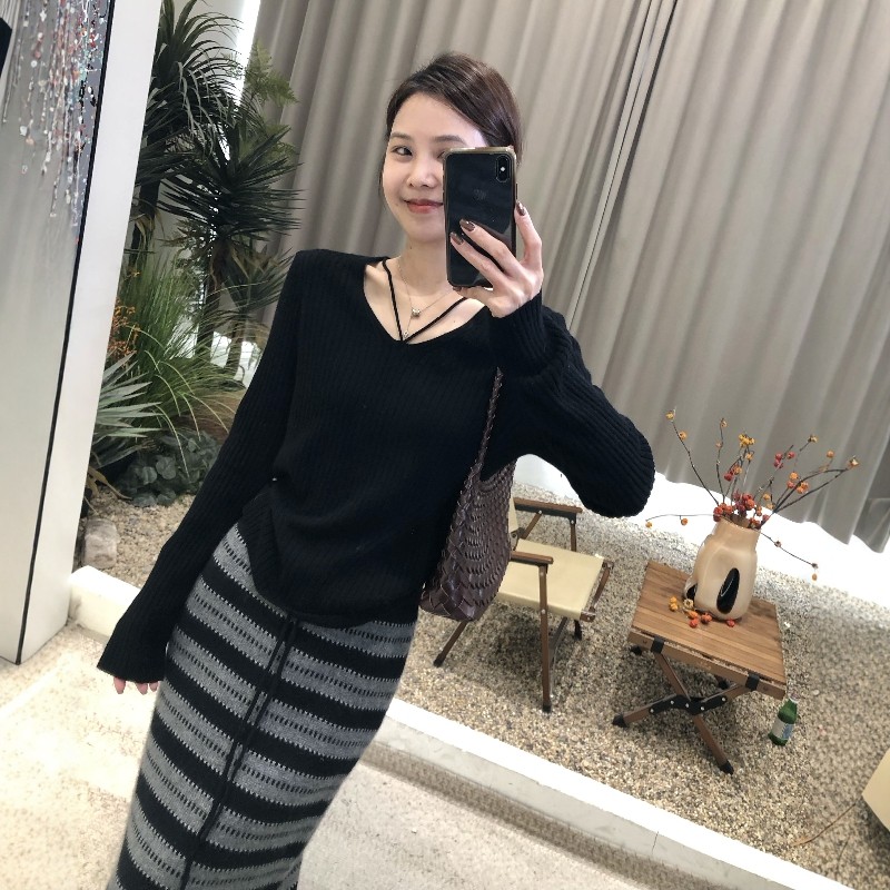 2025韩版100%全羊毛U领针织打底衫女修身显瘦简约通勤薄毛衣内搭