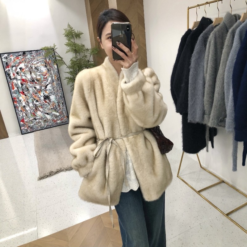 2025冬季年轻款V领简约百搭时尚短款皮毛一体环保皮草毛毛外套女,女装/女士精品,短外套,淘宝优惠券,粉丝福利购,淘宝优惠卷
