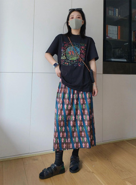 韩系ootd穿搭一整套2026夏季高级感黑色印花短袖T恤碎花半裙套装