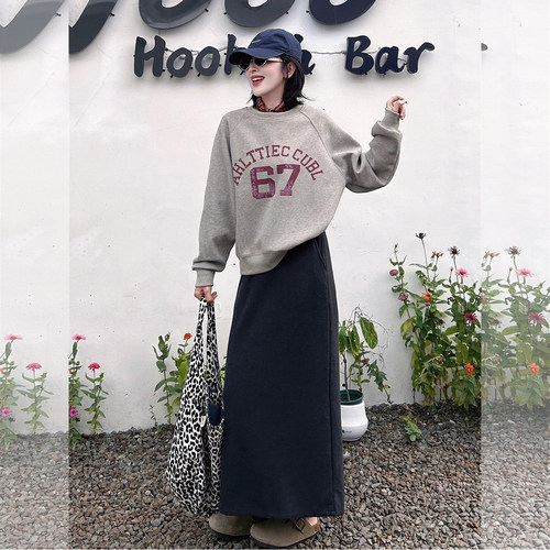 松弛感灰色印花卫衣高腰半裙套装
