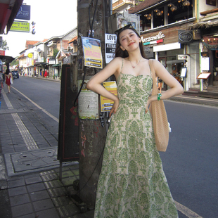 2026夏季 漂亮掐腰小裙子女度假风绿色印花吊带连衣裙 波西米亚法式