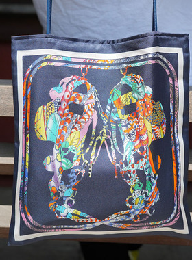 幻彩骑士 桑蚕丝春夏设计印花个性百搭通勤日常单肩手提真丝包