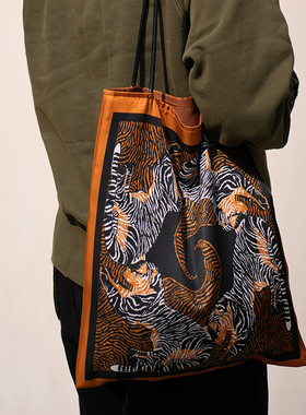 虎虎虎 桑蚕丝春夏设计印花个性百搭通勤日常单肩手提真丝包