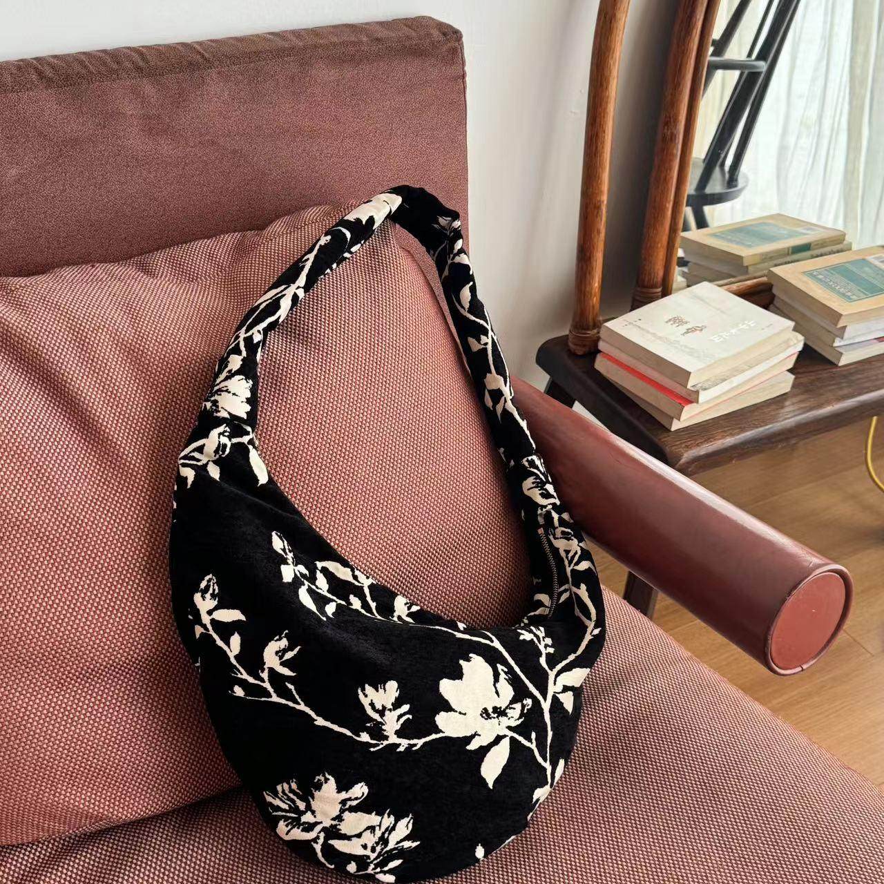 Te by frigidOrg 复古老钱风 植绒提花月亮斜挎包 时髦松弛感,箱包皮具/热销女包/男包,时尚帆布包,淘宝优惠券,粉丝福利购,淘宝优惠卷