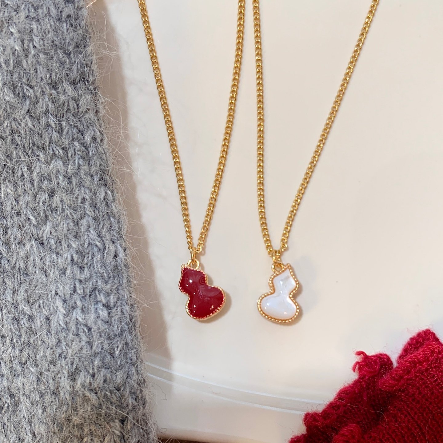 《东方红韵》双面可戴新年红色葫芦白贝母高级感项链锁骨链毛衣链