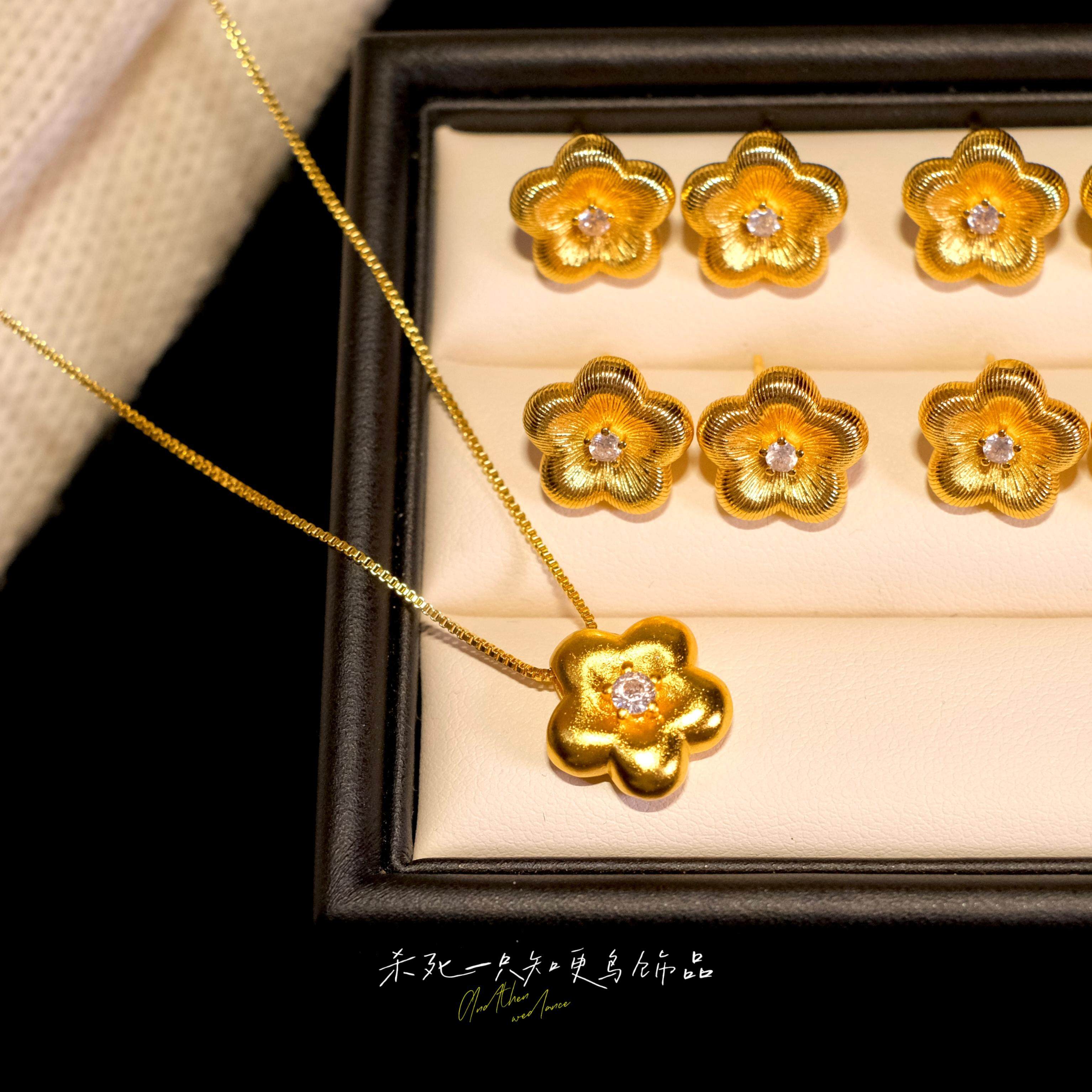 《有钱花》金店同款轻奢古法沙金实心点钻磨砂小金花吊坠毛衣项链