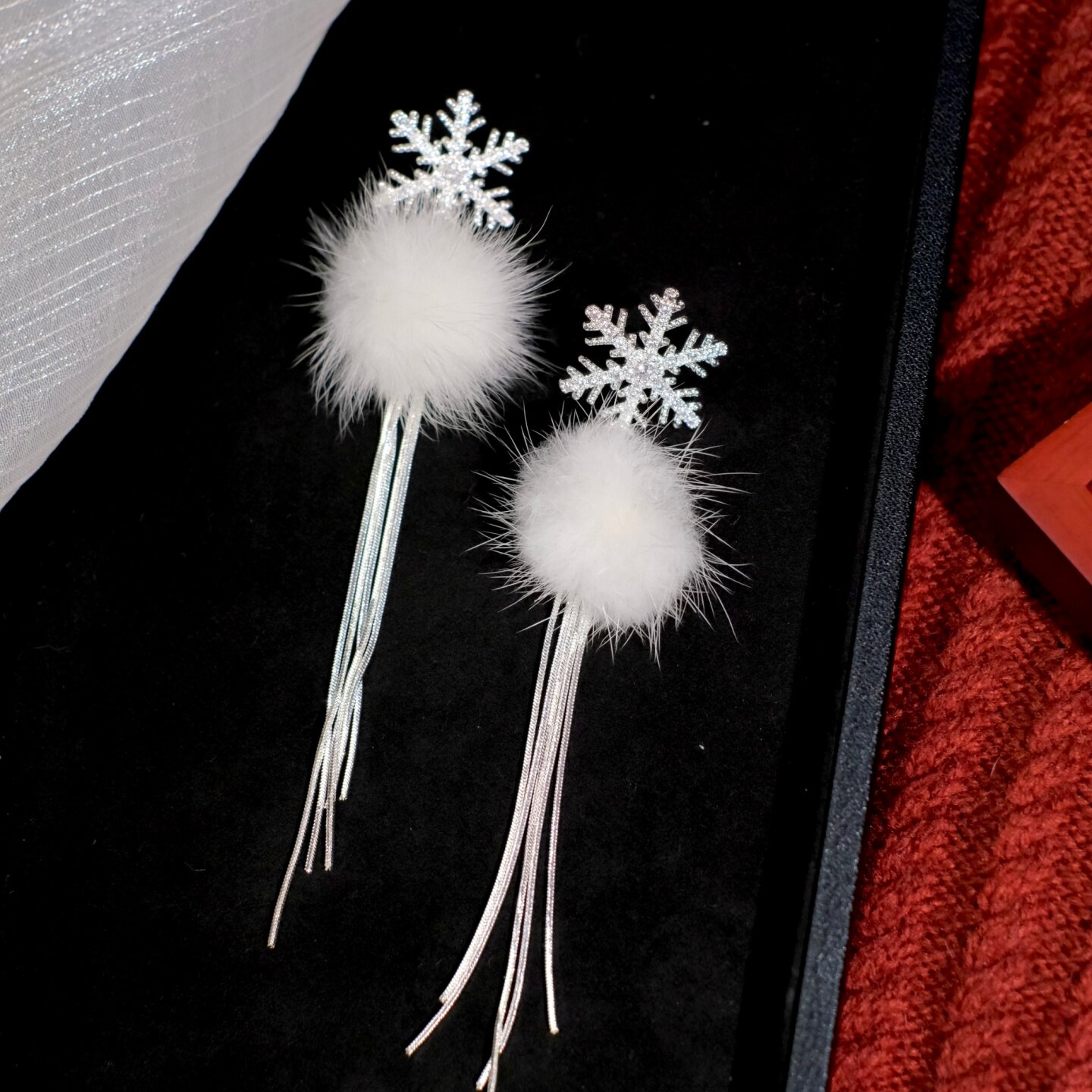 《融雪季节》冬季小众超仙闪耀雪花流苏长款毛球白色耳环耳夹耳饰