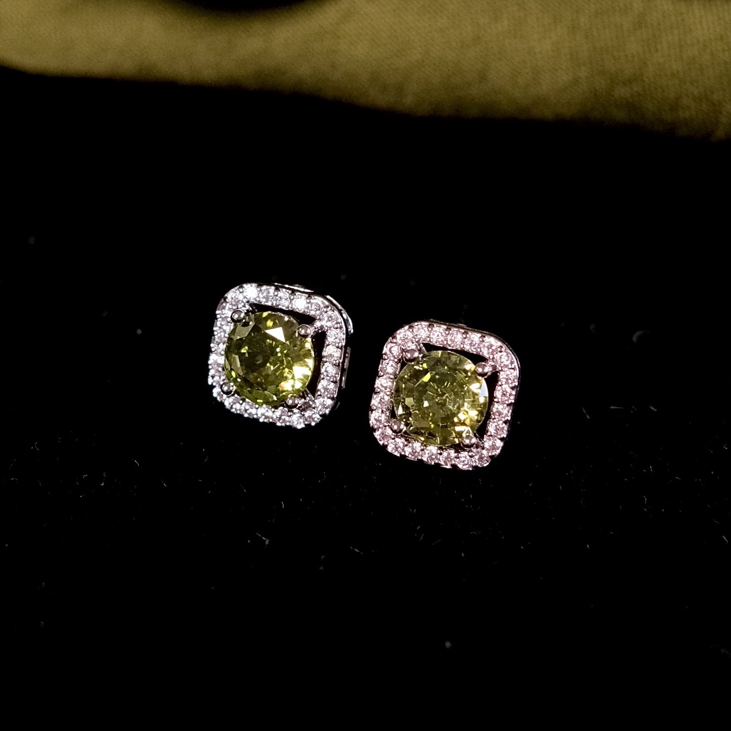 《莱茵湖畔》复古法式精致高级感橄榄绿锆石方形银色耳钉方糖耳夹