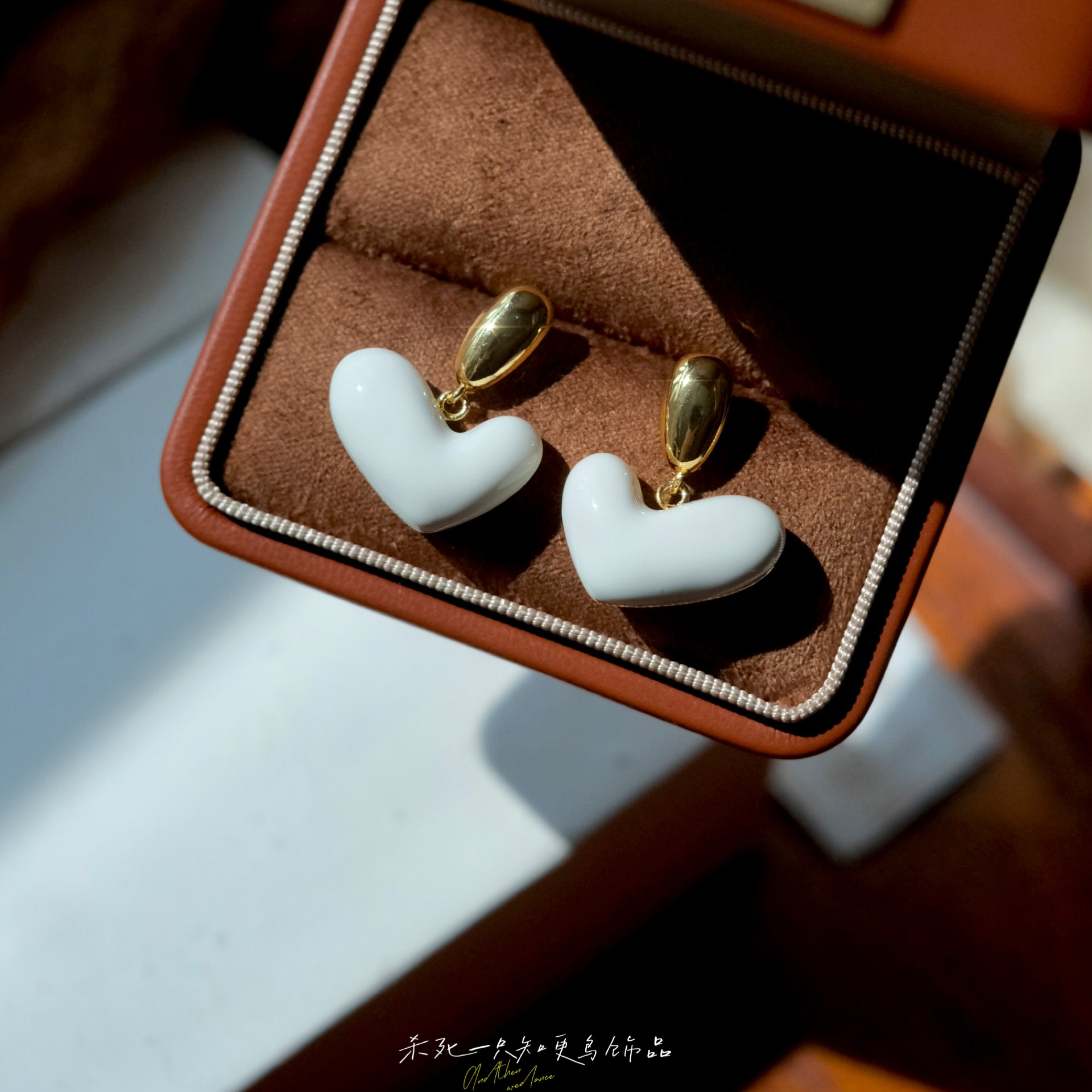 《纯白桃心》法式时髦简约百搭高级感金属爱心珐琅耳钉耳饰耳夹女