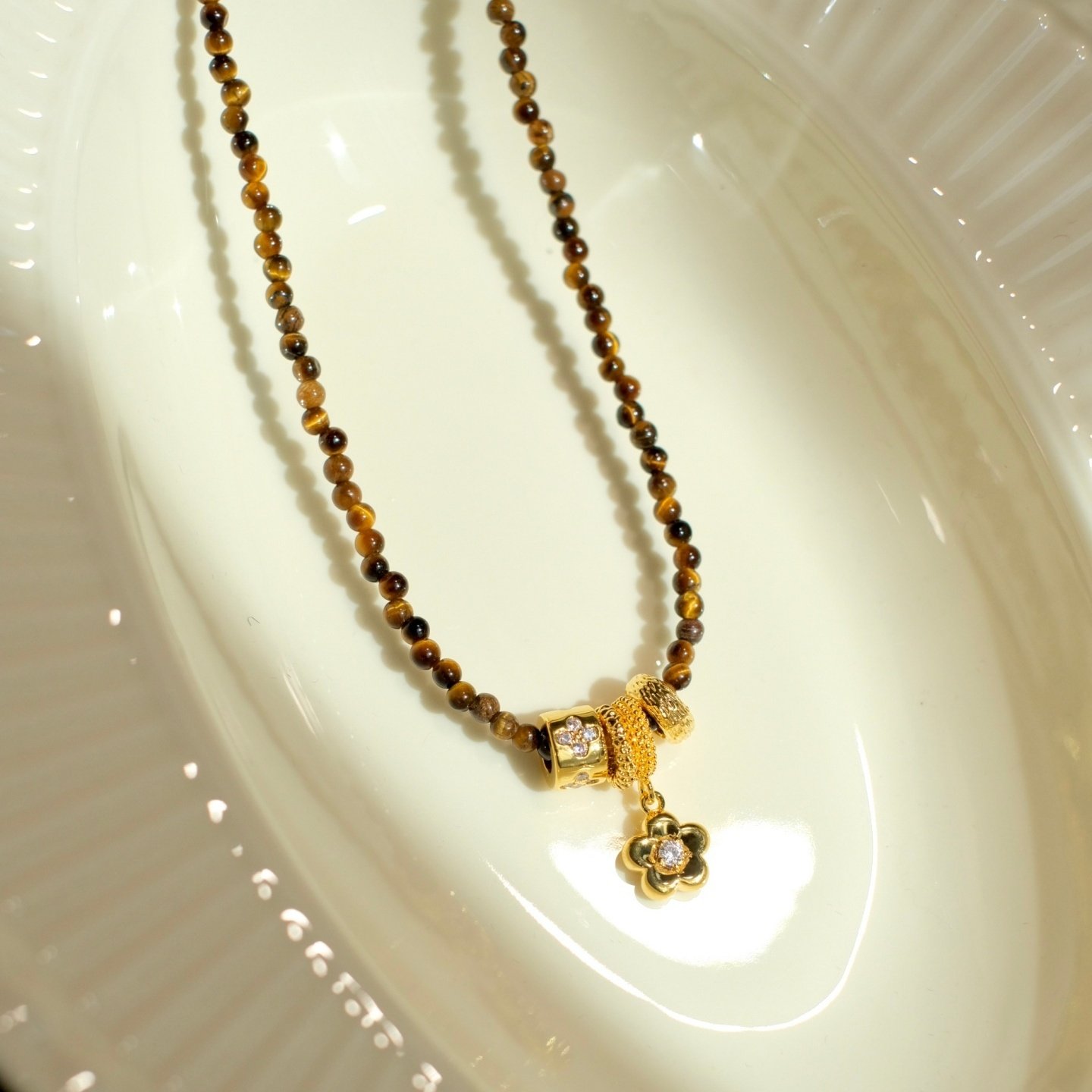 《日落印象》秋冬复古美拉德轻奢虎眼石串珠花朵跑环项链锁骨链女