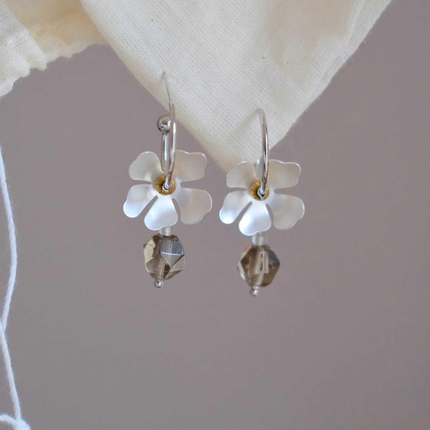 《冷清秋》小众文艺清冷感简约独特白色花朵水滴耳圈耳环耳饰耳坠,饰品/流行首饰/时尚饰品新,耳环,淘宝优惠券,粉丝福利购,淘宝优惠卷