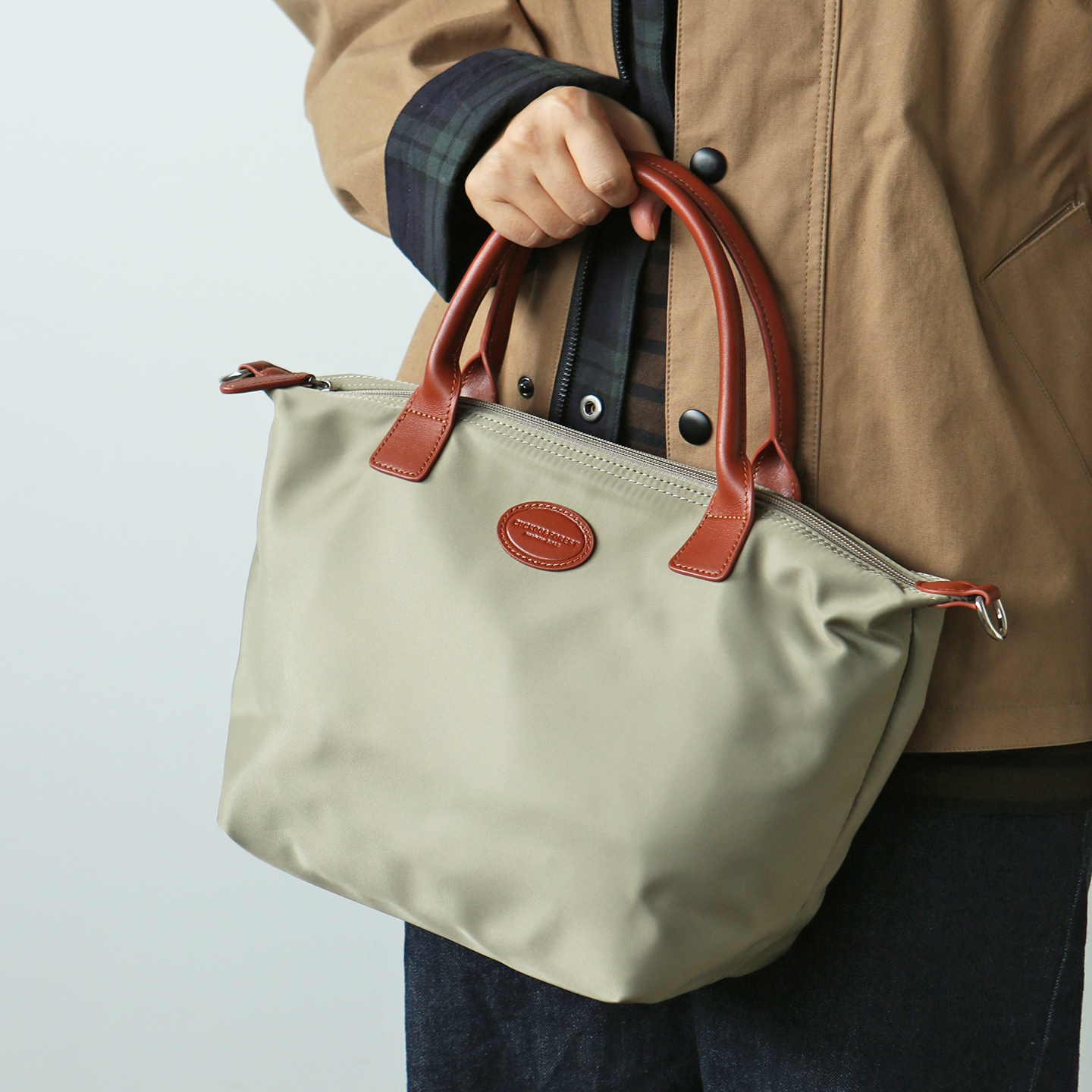 尼龙布配牛皮手提通勤复古单肩包