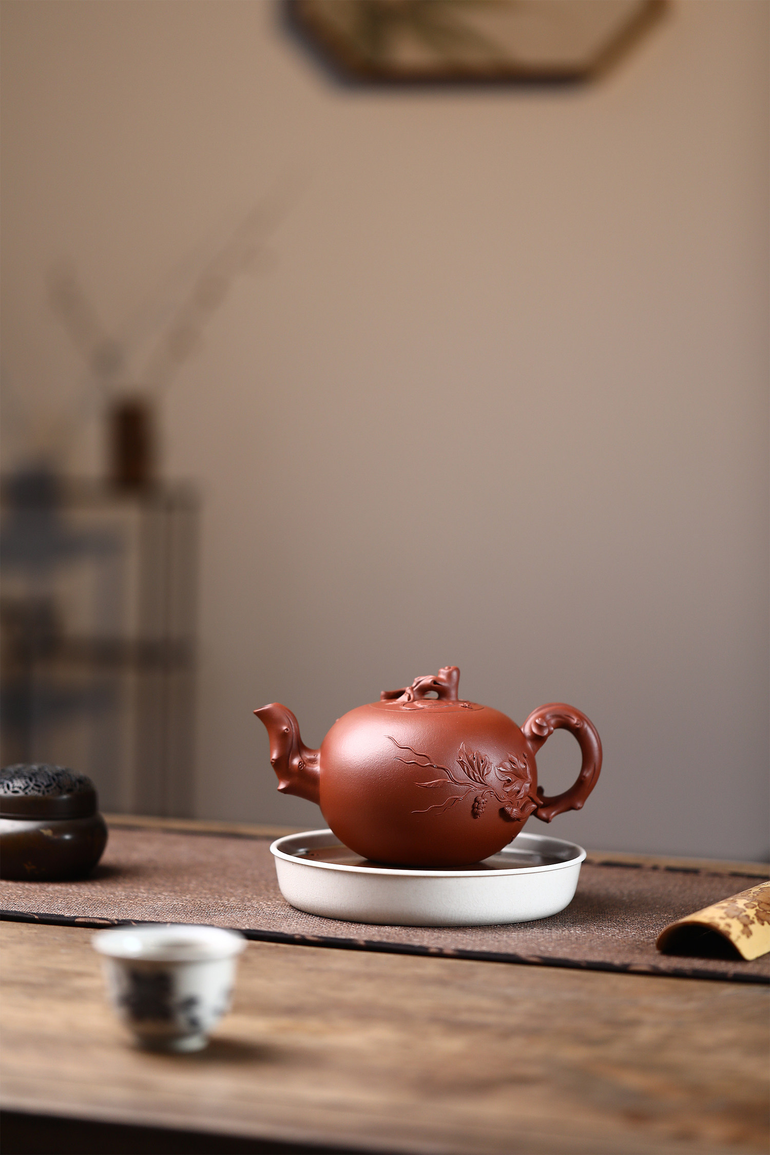 宜兴全手工紫砂茶壶-松鼠葡萄-红皮龙-容量400CC-吴芳芳作品收藏