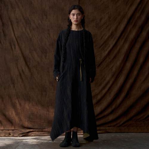 暗影黑绉感条纹印花连衣裙