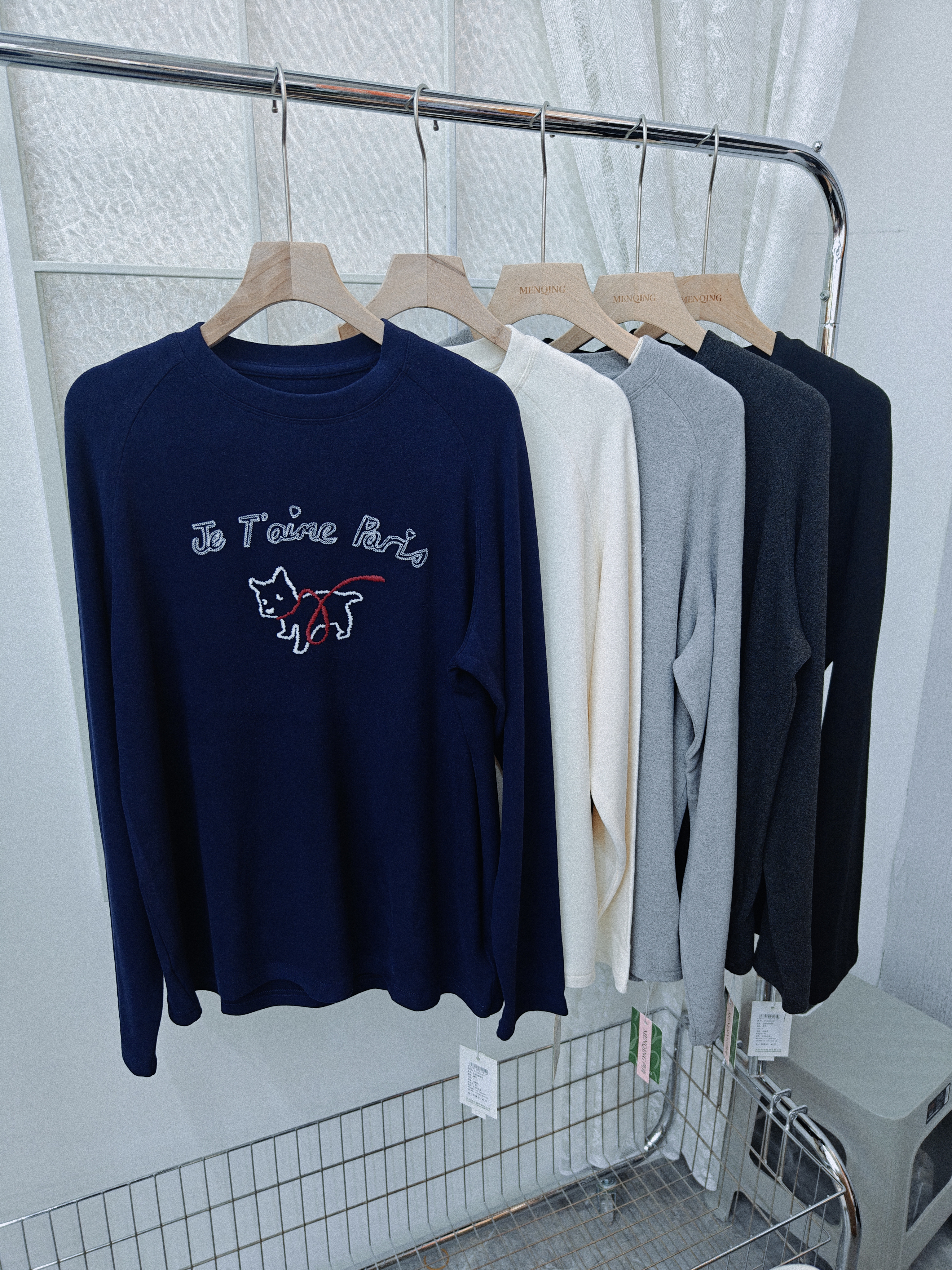 25菛青秋冬新款女士韩系圆领长袖发财狗印花奶绒T恤宽松打底衫187