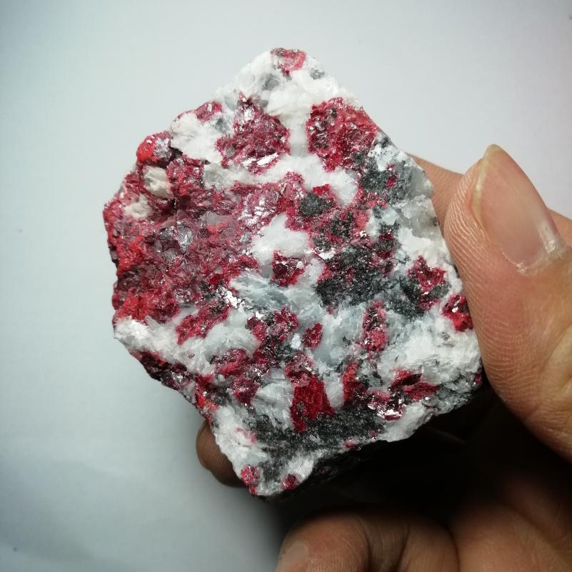 朱砂矿标晶体cinnabar原石摆件
