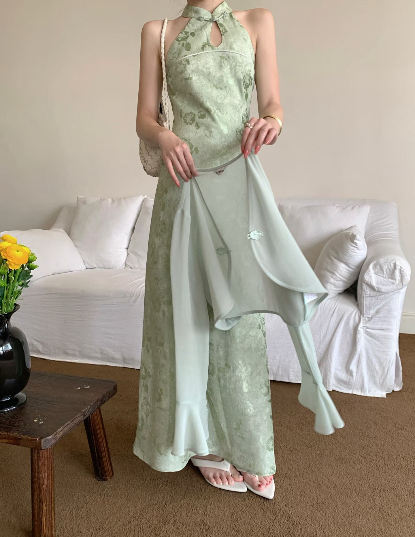 新中式绿色挂脖连衣裙女夏季旗袍改良年轻款气质开叉露肩无袖长裙