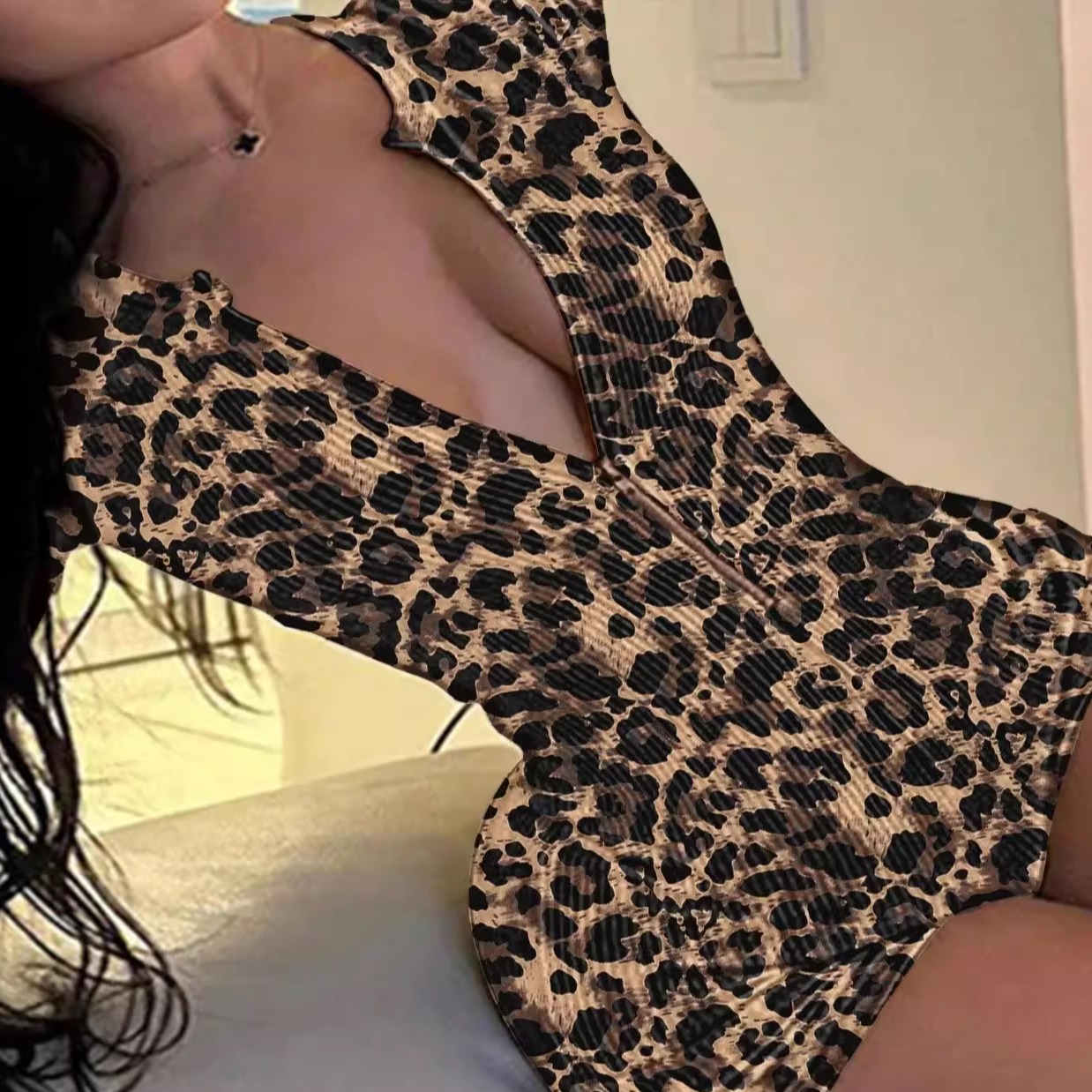 豹纹印花短袖V领时尚紧身提臀拉链连体裤平角瑜伽健身短裤女外贸