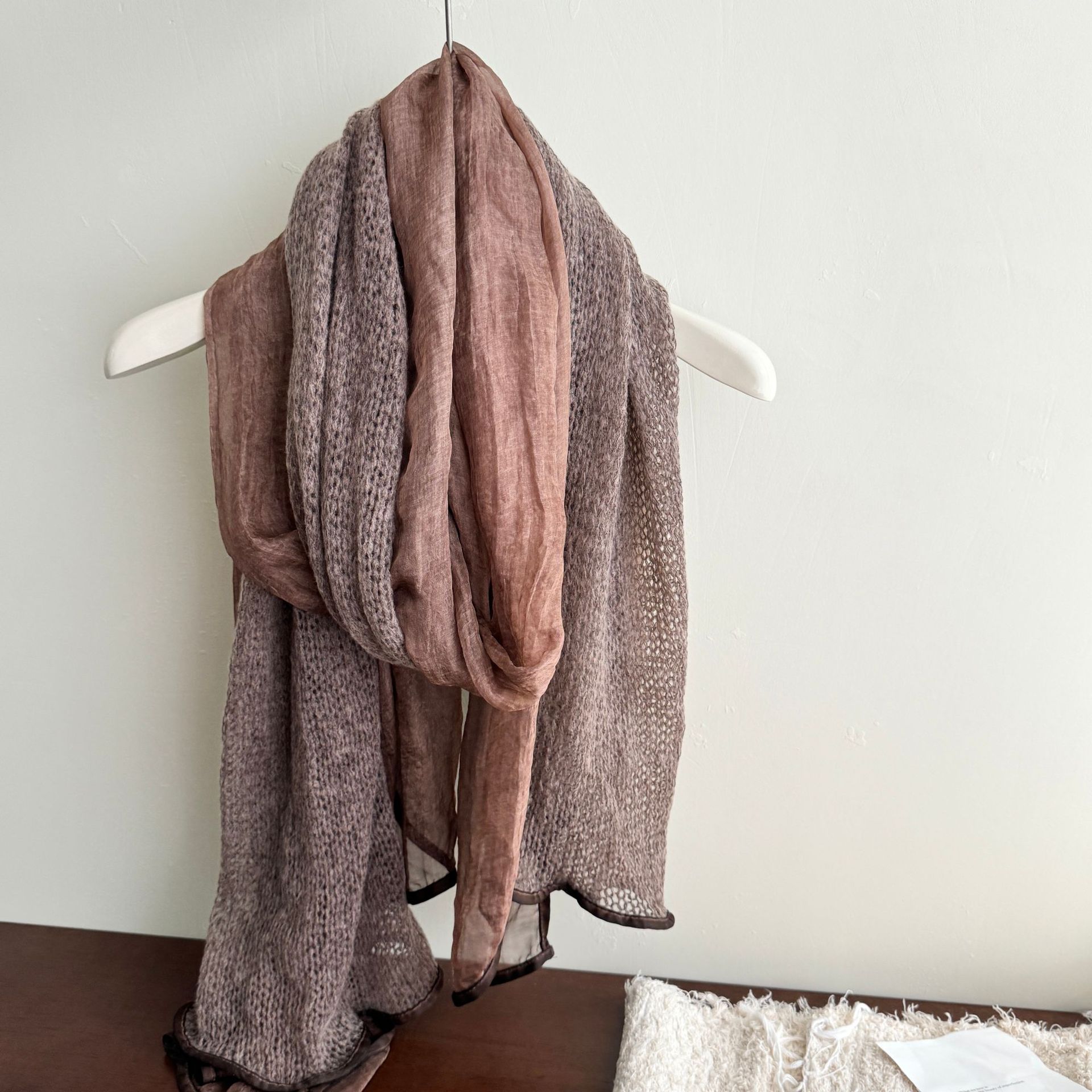 2025新款围巾秋冬季女百搭真丝羊绒毛线拼接长款披肩熏染包边丝巾