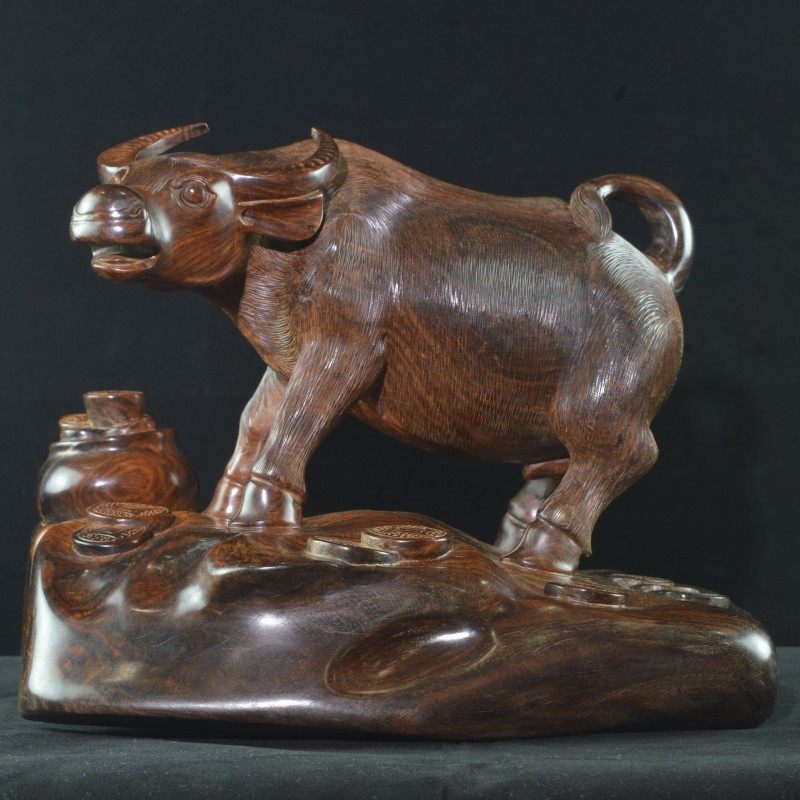 老挝大红酸枝水牛红木牛木雕工艺品中式纯手工雕刻客厅牛摆件实木