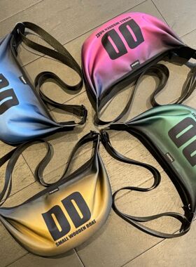 潮牌印花包包女2025新款百搭个性单肩包尼龙布运动胸包斜挎饺子包