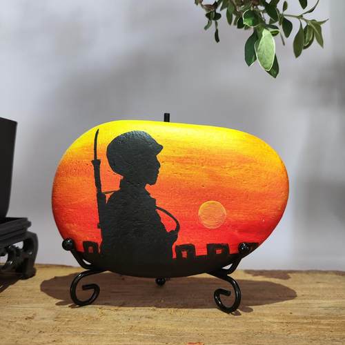 爱国石头画手绘军人摆件