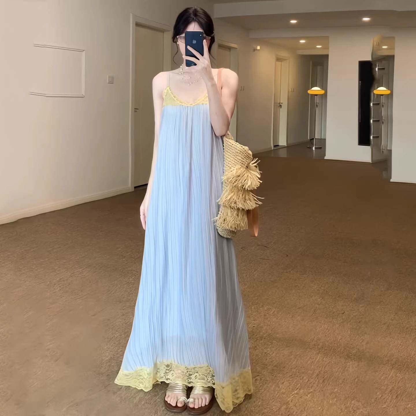 香港轻奢松弛感浅蓝压褶吊带裙女夏宽松显瘦蕾丝边氛围感三亚海边